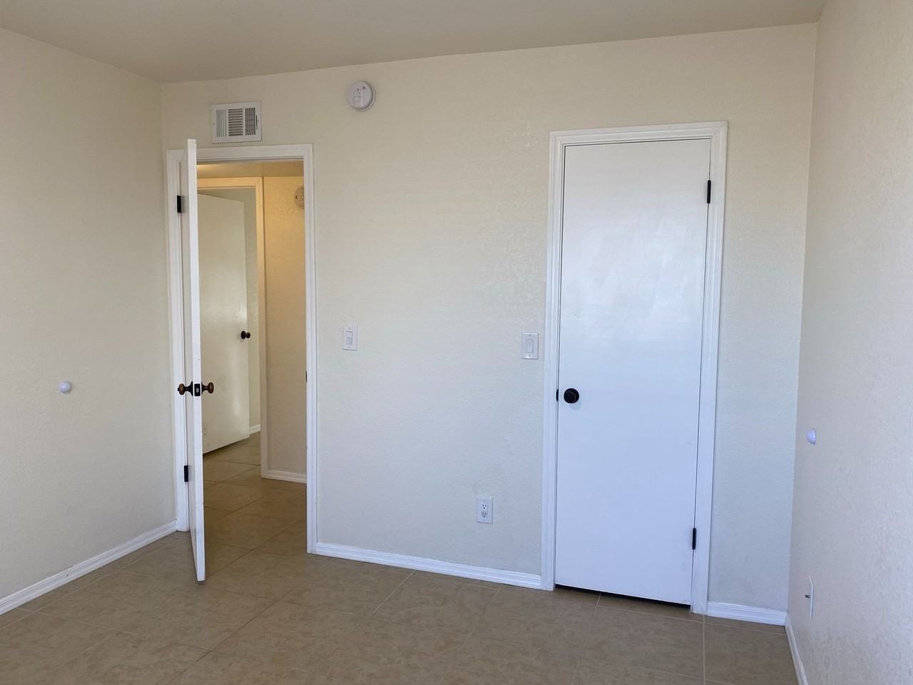 2737 Lillie Ave - Photo 7 of 12