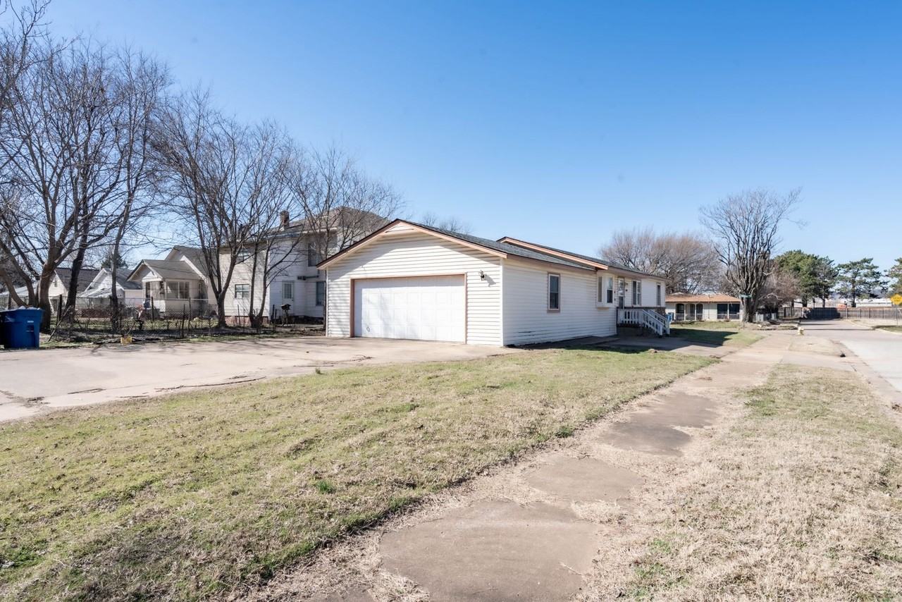 1118 W 24th St - Photo 2 of 29