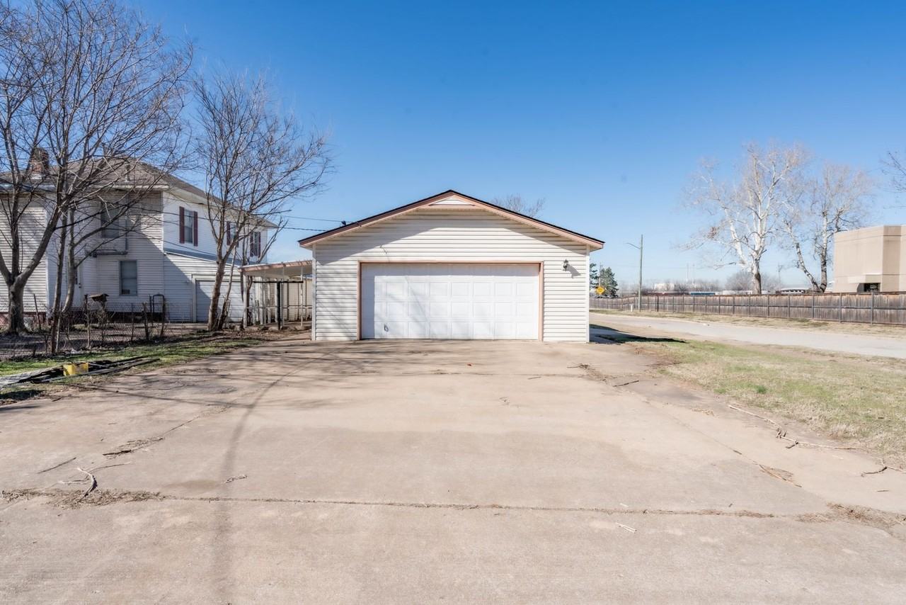 1118 W 24th St - Photo 3 of 29