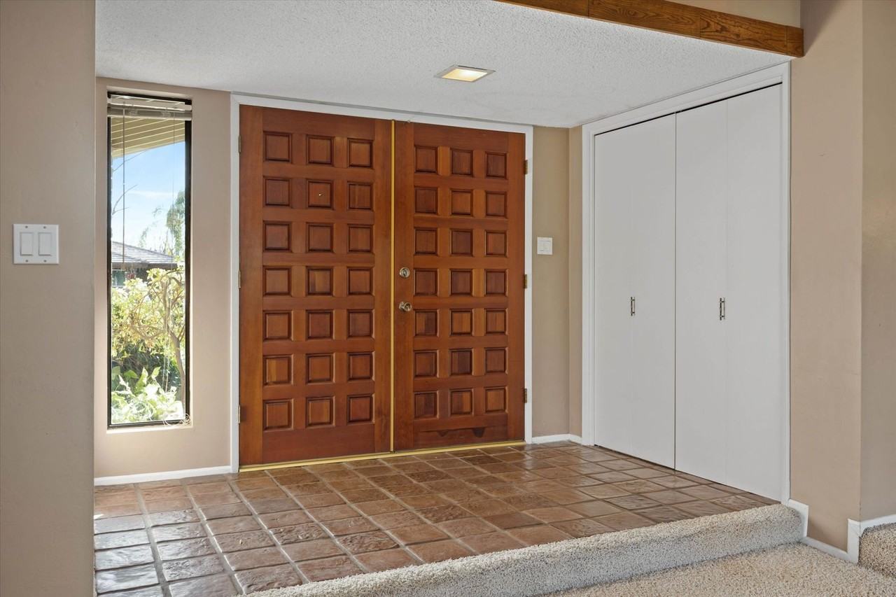 7808 Selkirk Dr - Photo 4 of 42