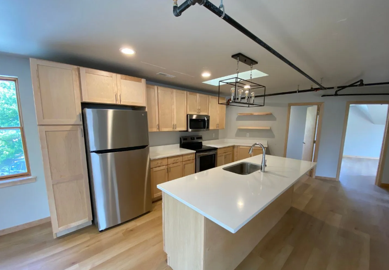 1120 N Dodge St - Photo 4 of 8