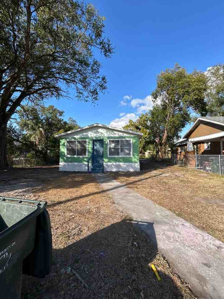 413 W 7th St - Photo 2 of 7