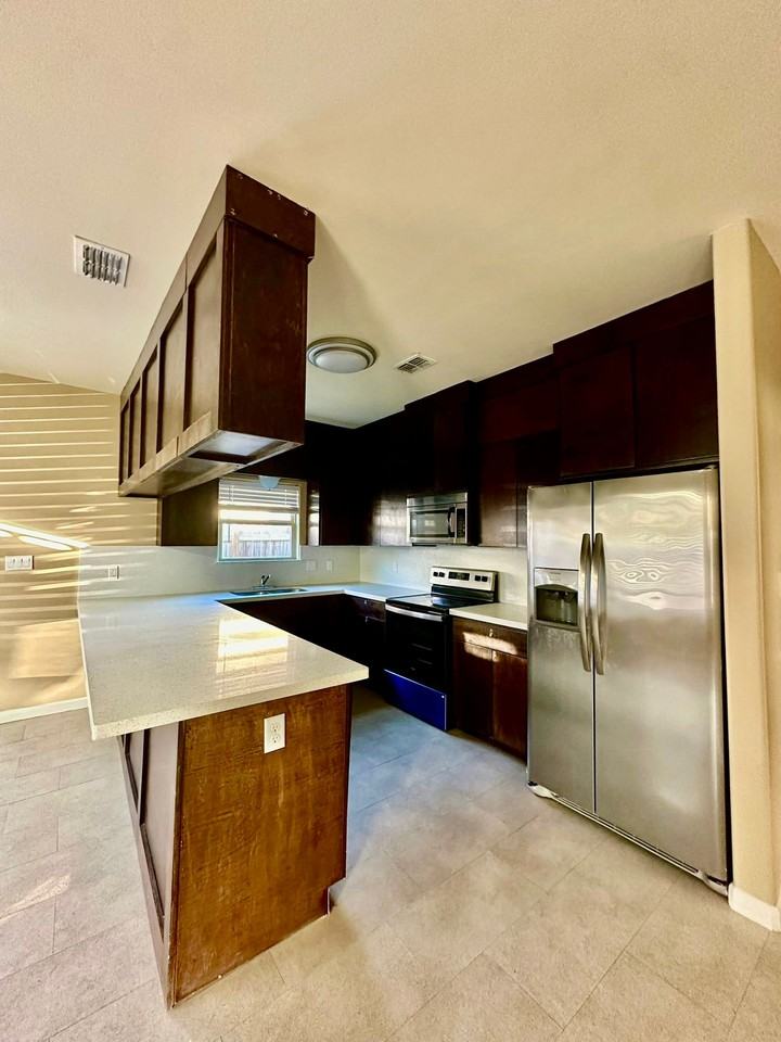 2407 N Mojave #4 - Photo 5 of 20