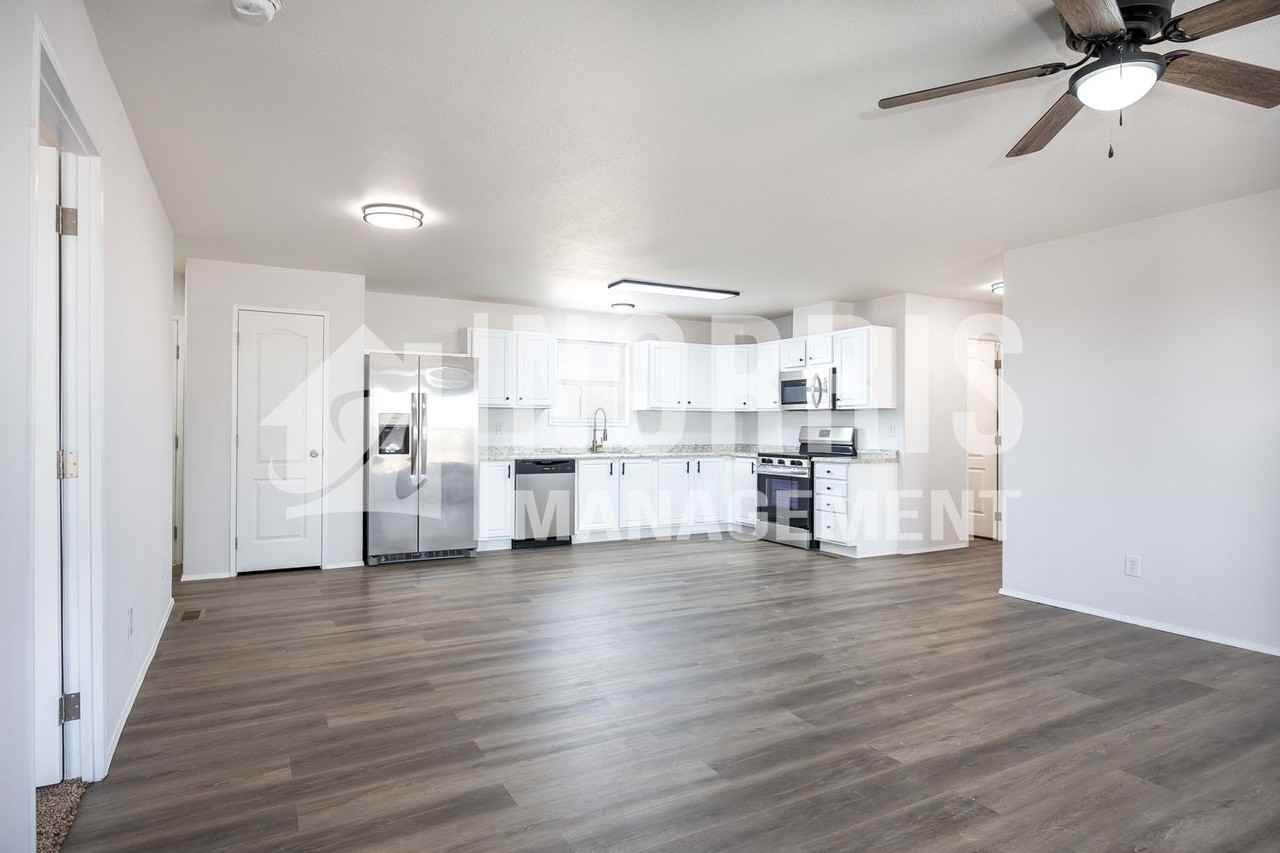 17727 W Salvatore Ln - Photo 6 of 26