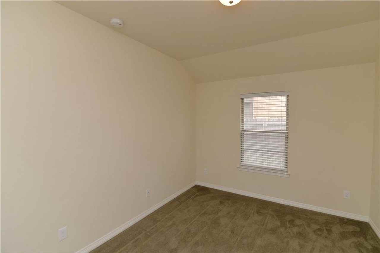 1204 Kittyhawk Dr - Photo 2 of 13