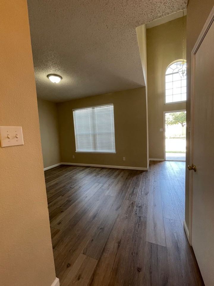 213 Beechgrove Ter - Photo 7 of 48