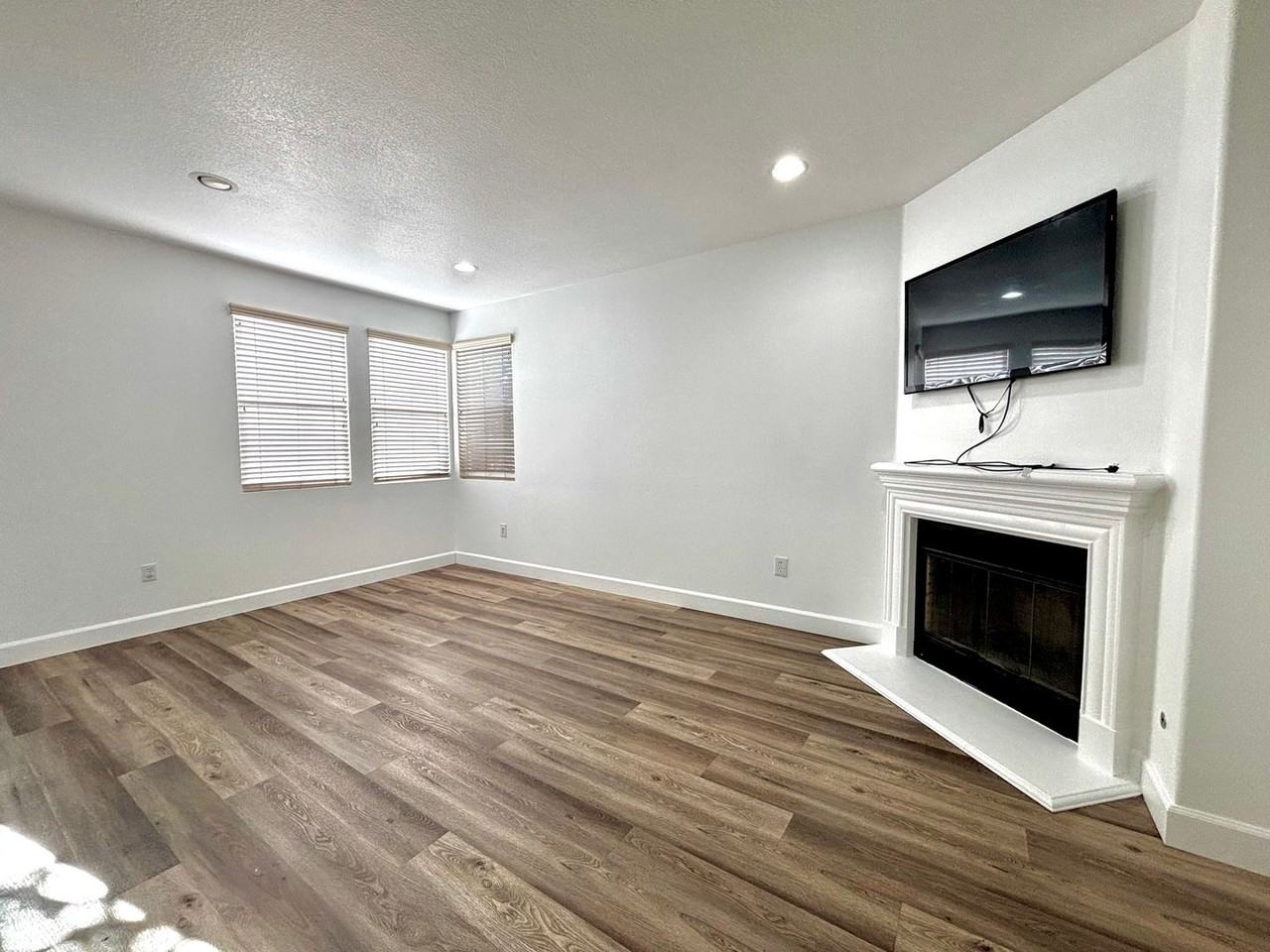 14934 Isamar Ln - Photo 2 of 30
