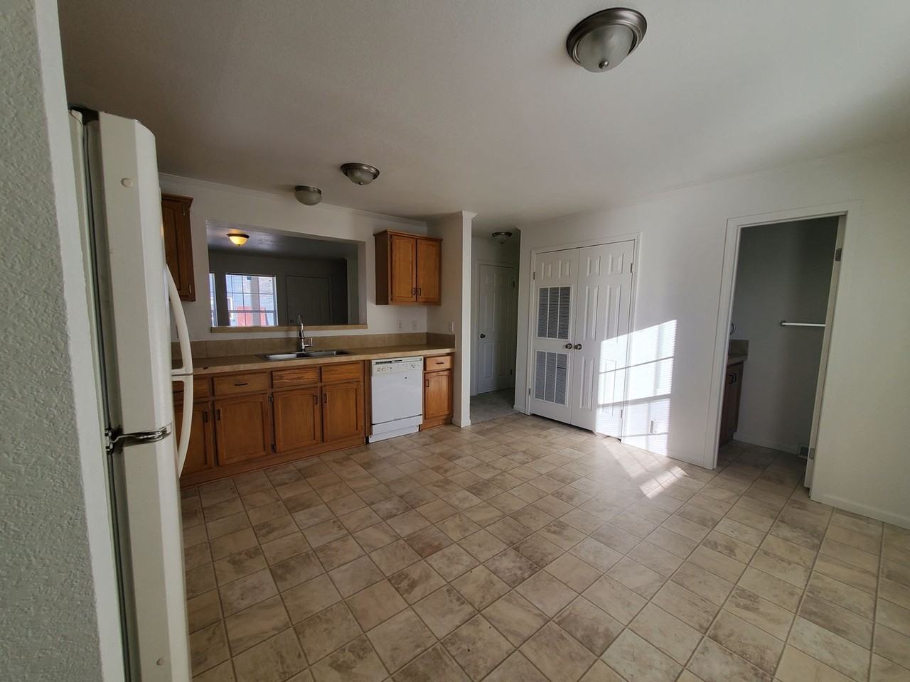 1137 S Navajo St - Photo 3 of 7