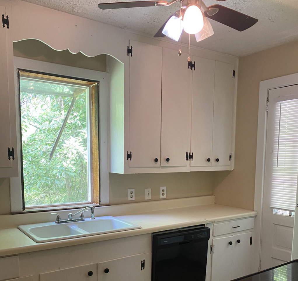 319 Brookwood Dr - Photo 3 of 10