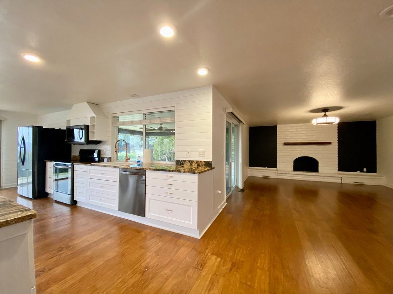 7409 Englewood Ave - Photo 2 of 37