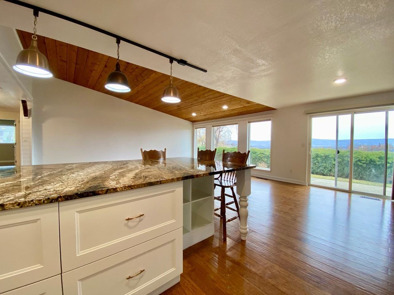 7409 Englewood Ave - Photo 3 of 37