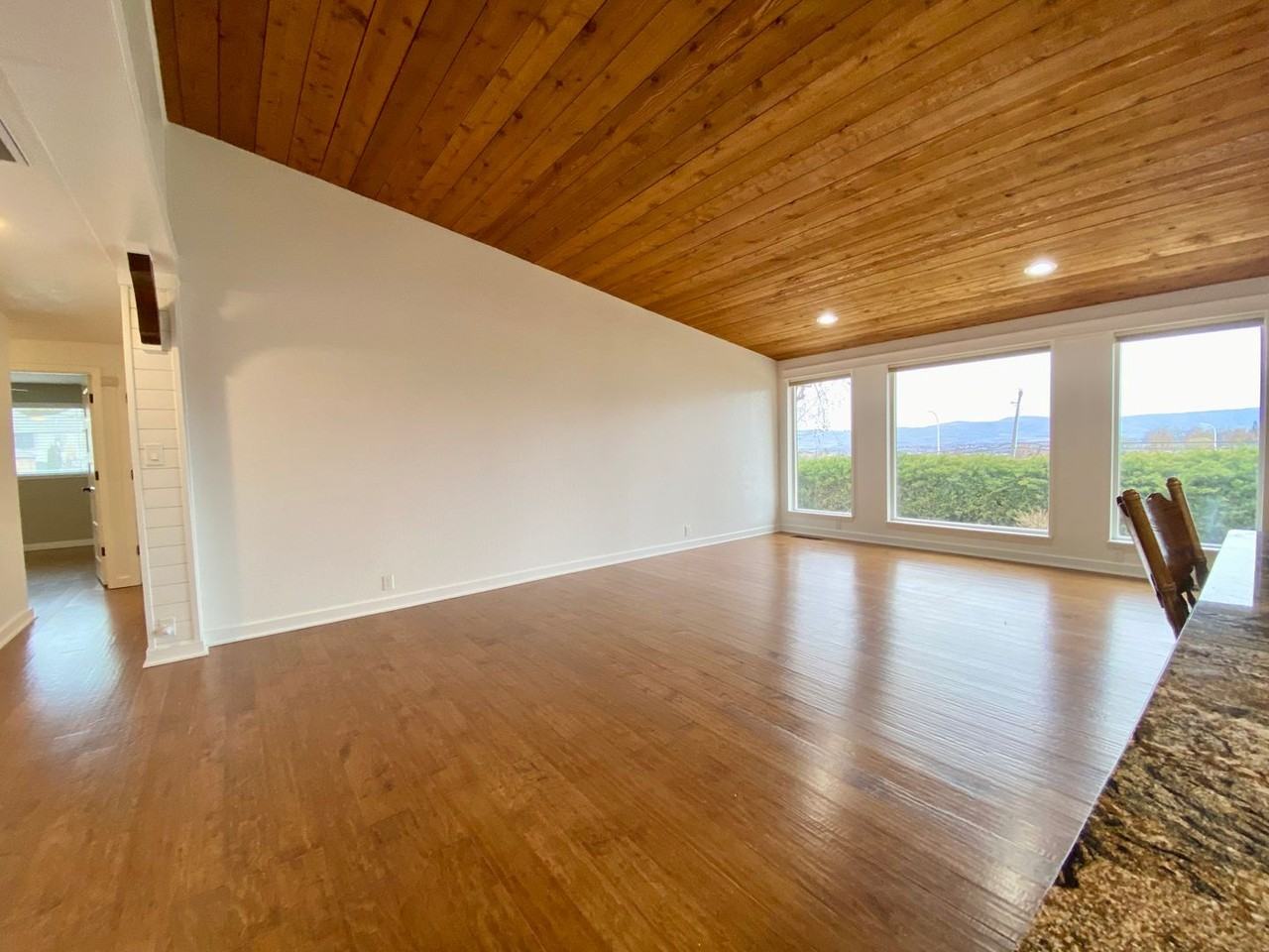 7409 Englewood Ave - Photo 5 of 37