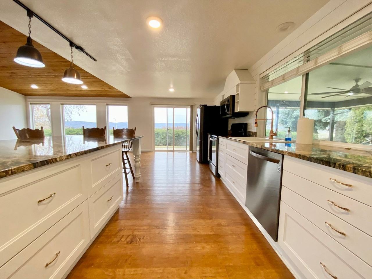 7409 Englewood Ave - Photo 6 of 37