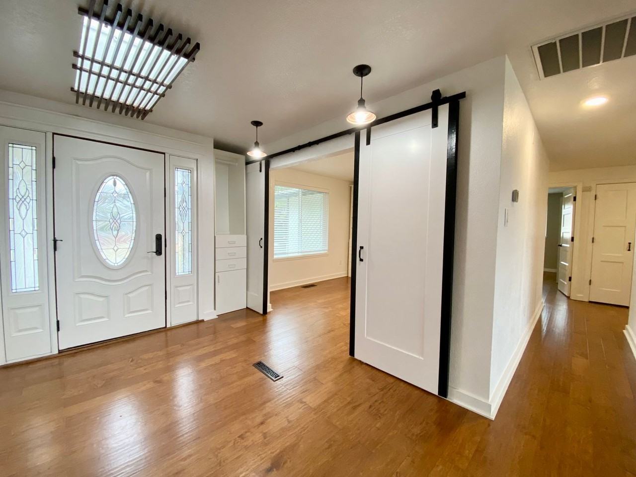 7409 Englewood Ave - Photo 7 of 37