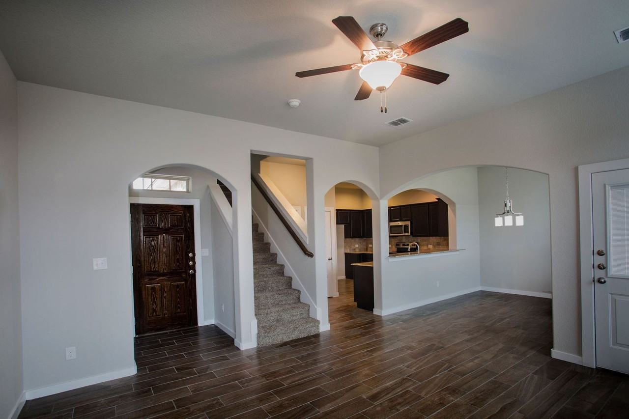 112 Lakeview Ct - Photo 3 of 15