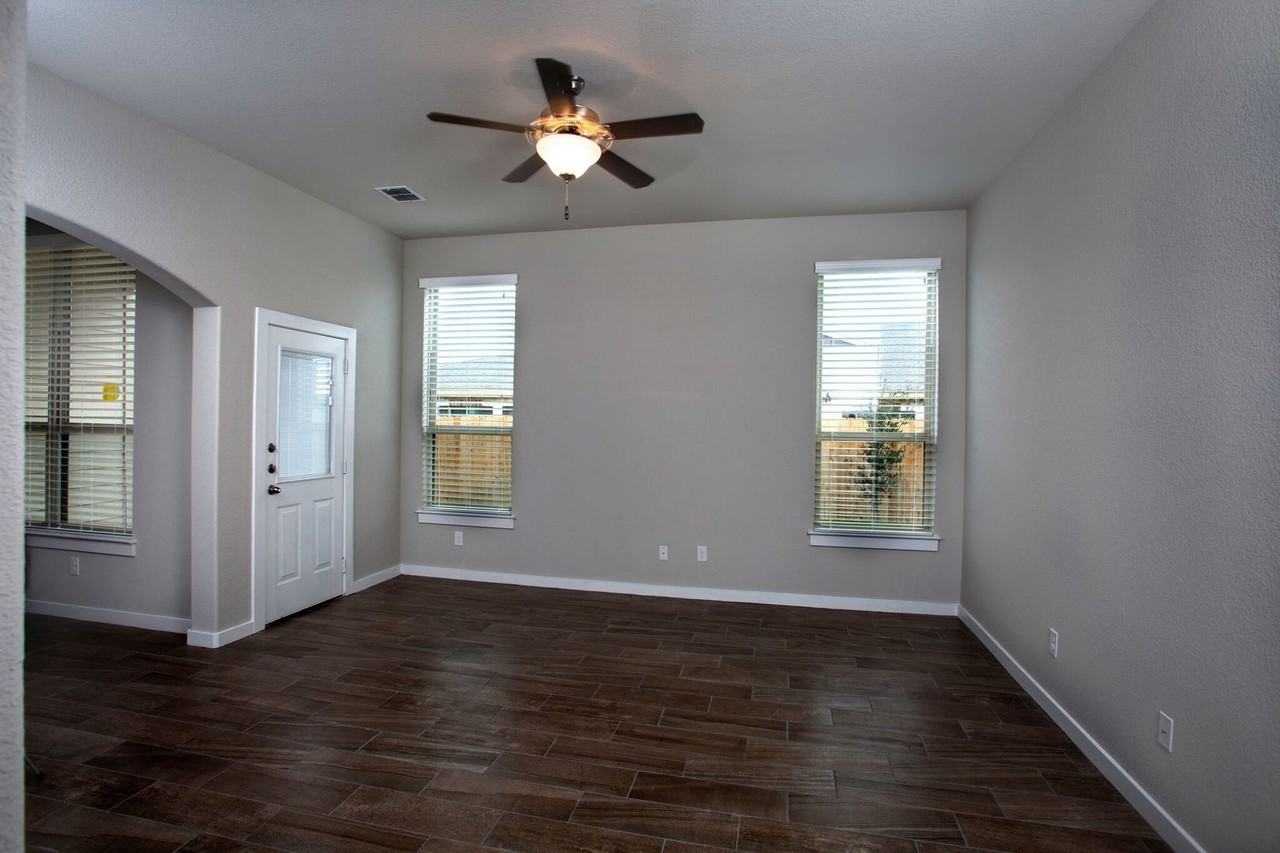 112 Lakeview Ct - Photo 4 of 15