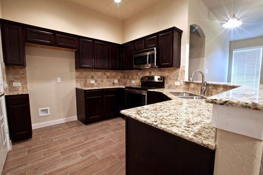 112 Lakeview Ct - Photo 5 of 15