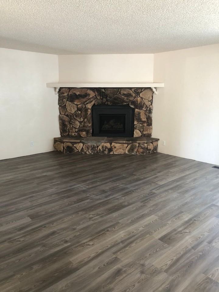 1085 Riviera Dr - Photo 2 of 15