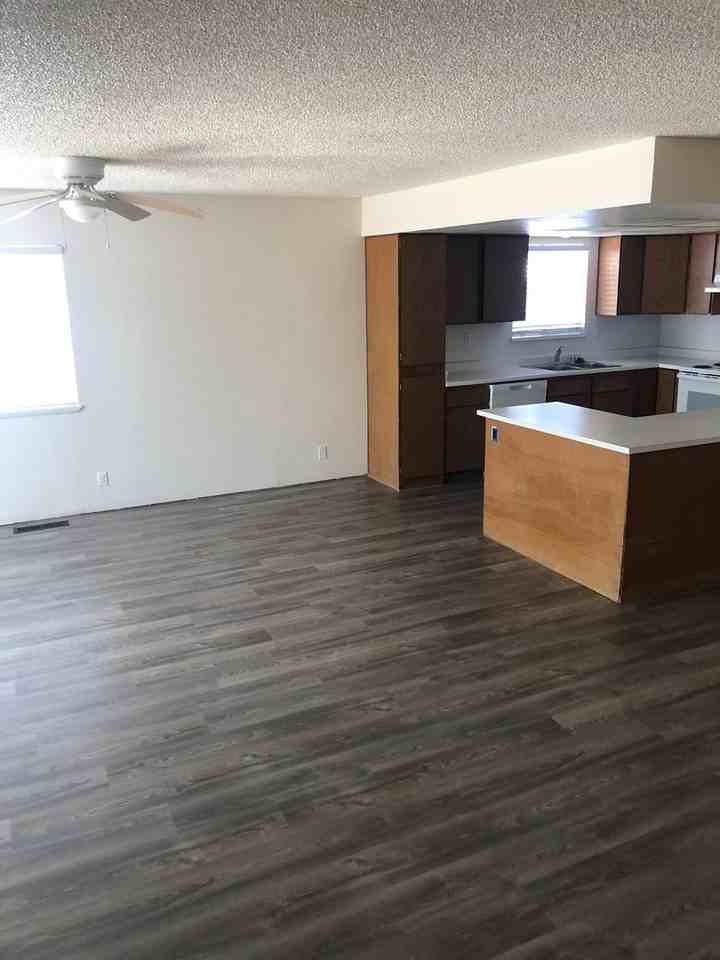 1085 Riviera Dr - Photo 3 of 15