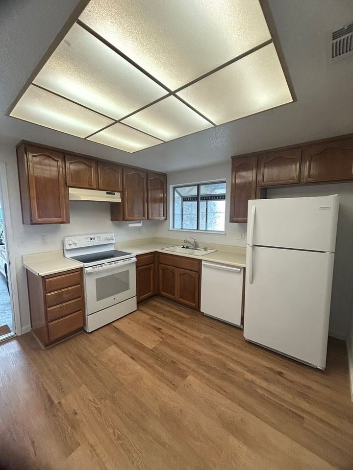 940 Matthew Ct - Photo 2 of 19