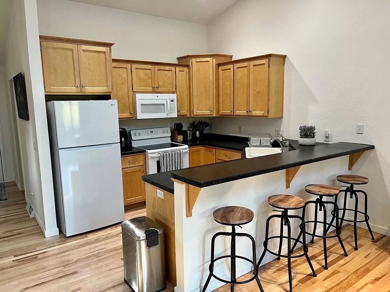 825 Rundquist Way - Photo 4 of 27