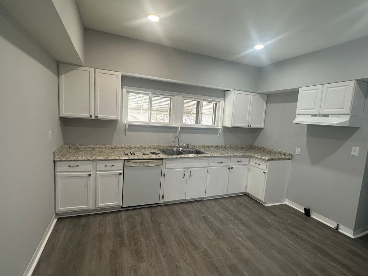 9110 Macomb Ave - Photo 2 of 16