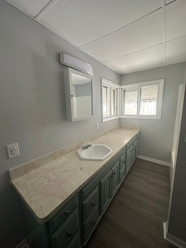 9110 Macomb Ave - Photo 3 of 16