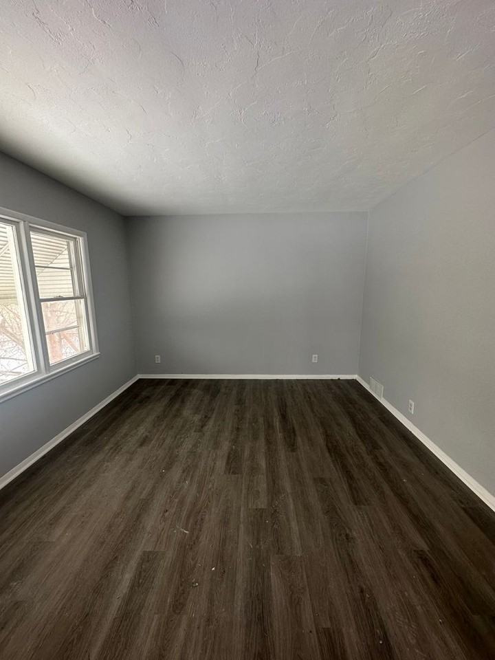 9110 Macomb Ave - Photo 4 of 16