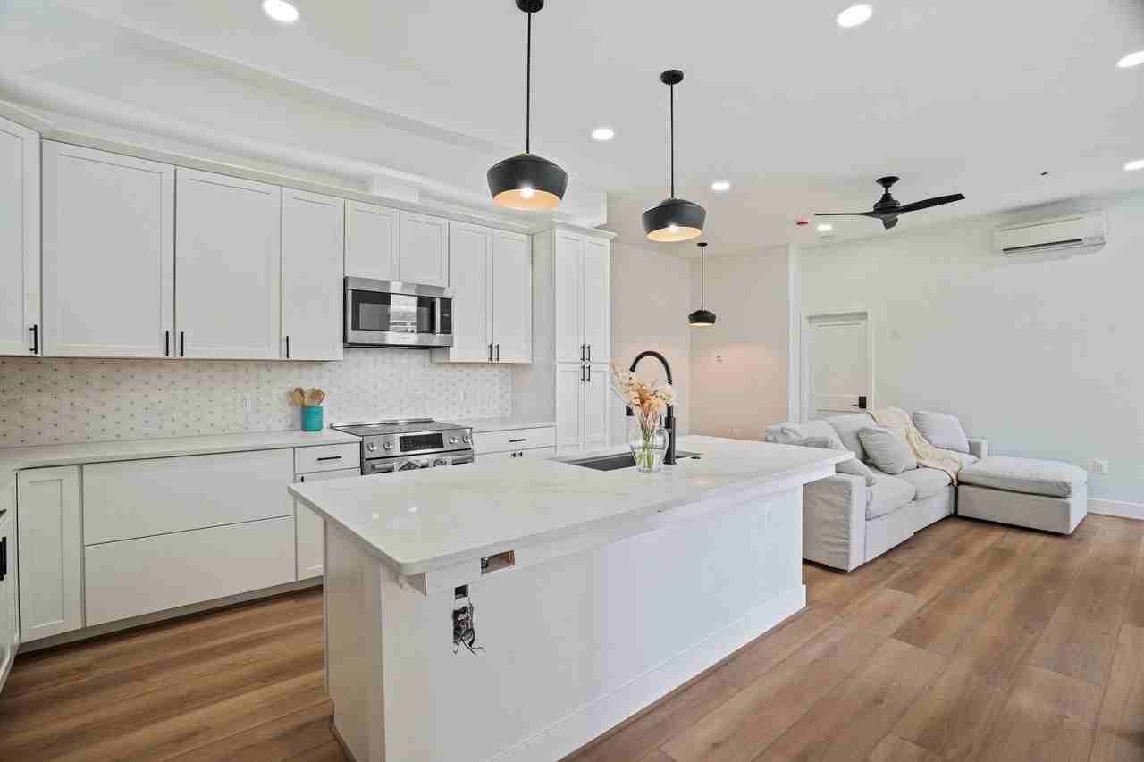 235 F St NE - Photo 4 of 25