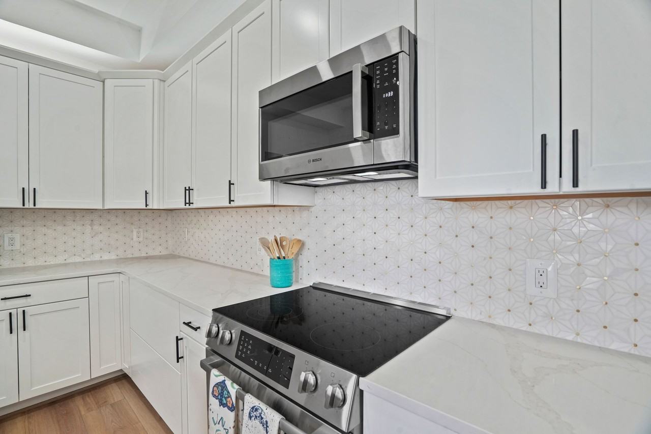 235 F St NE - Photo 2 of 25