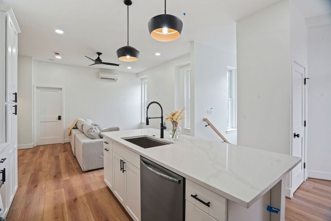 235 F St NE - Photo 7 of 25