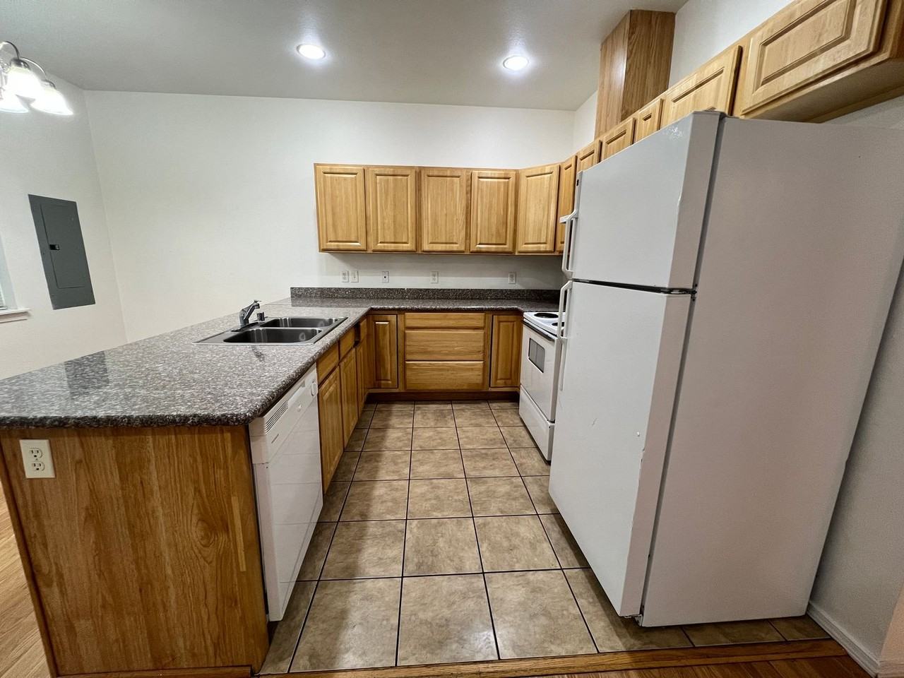 1620 W Lee St #3 - Photo 3 of 20