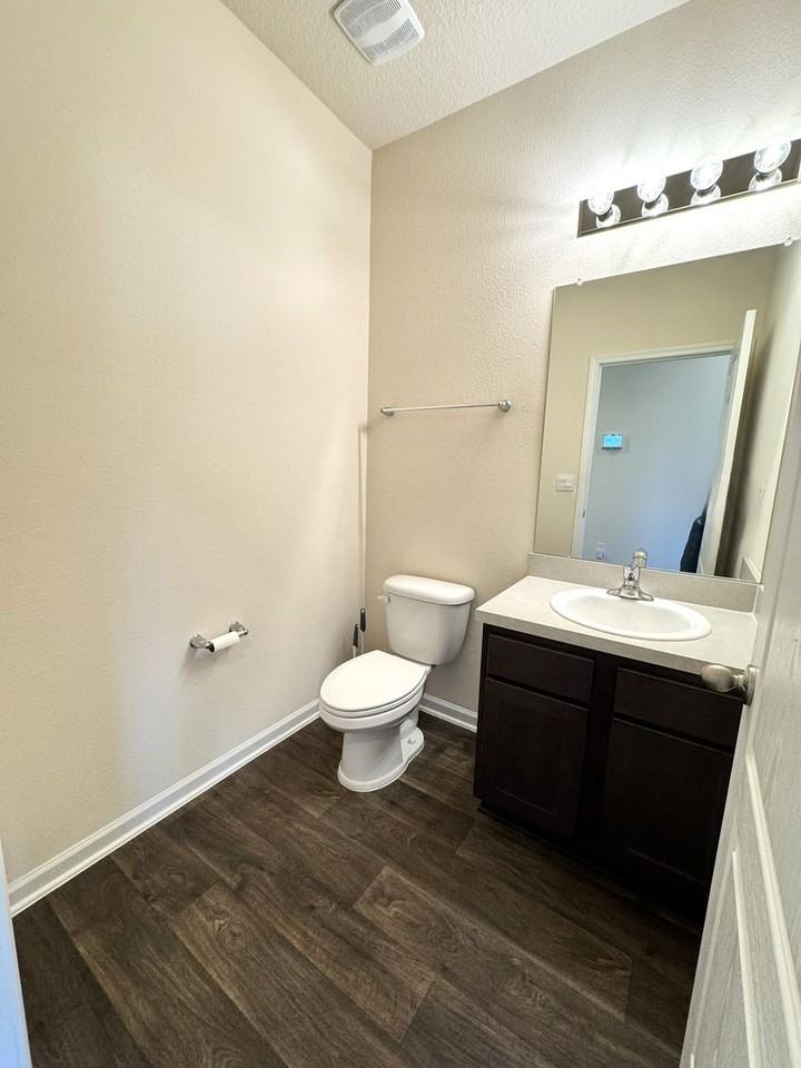 2120 Province St - Photo 7 of 20