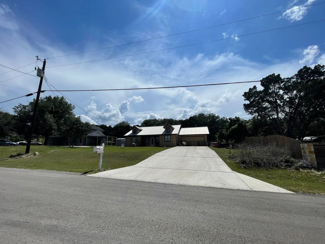 1393 Laurie Dr - Photo 3 of 17