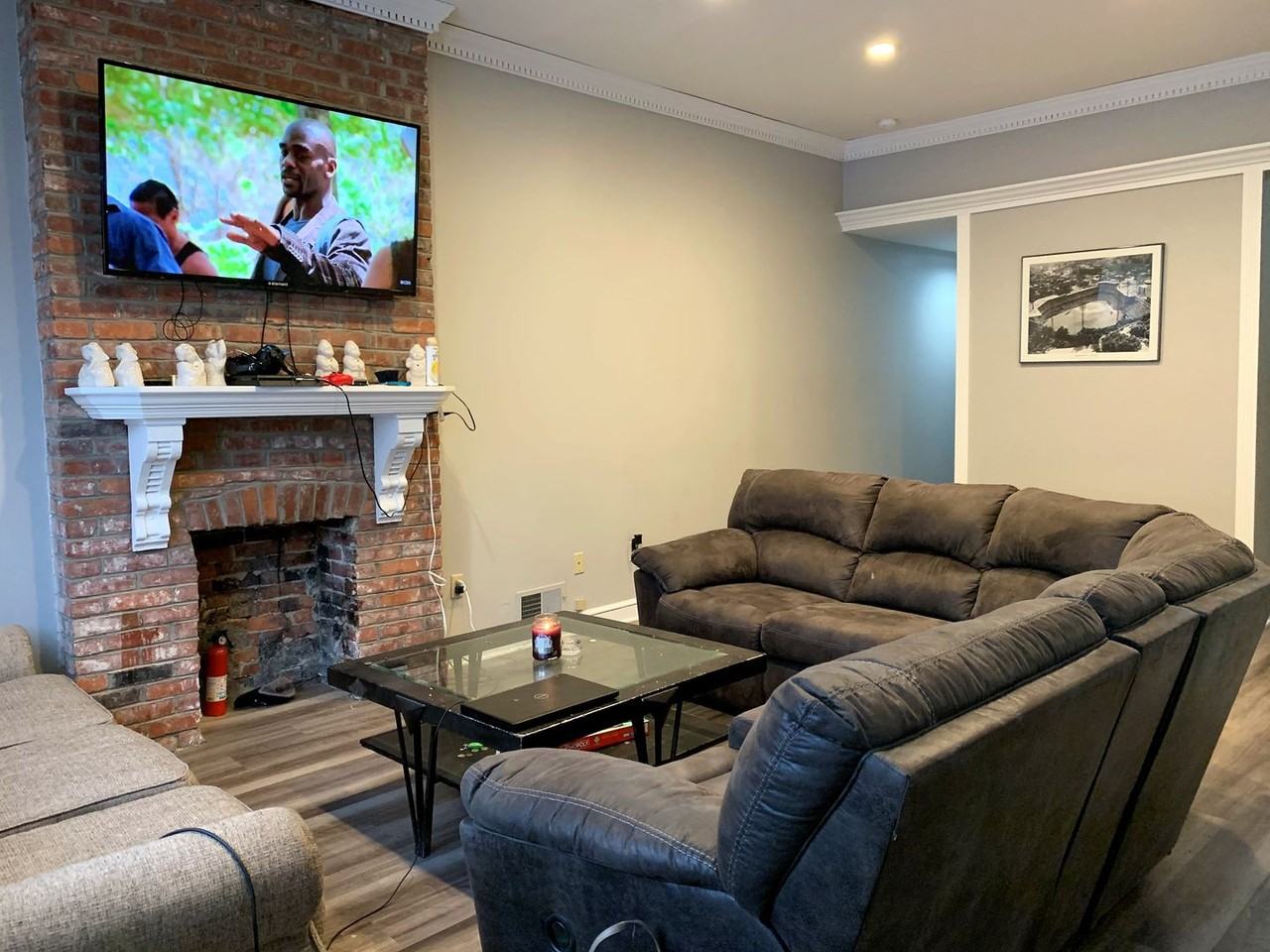 2221 Jane St - Photo 2 of 19