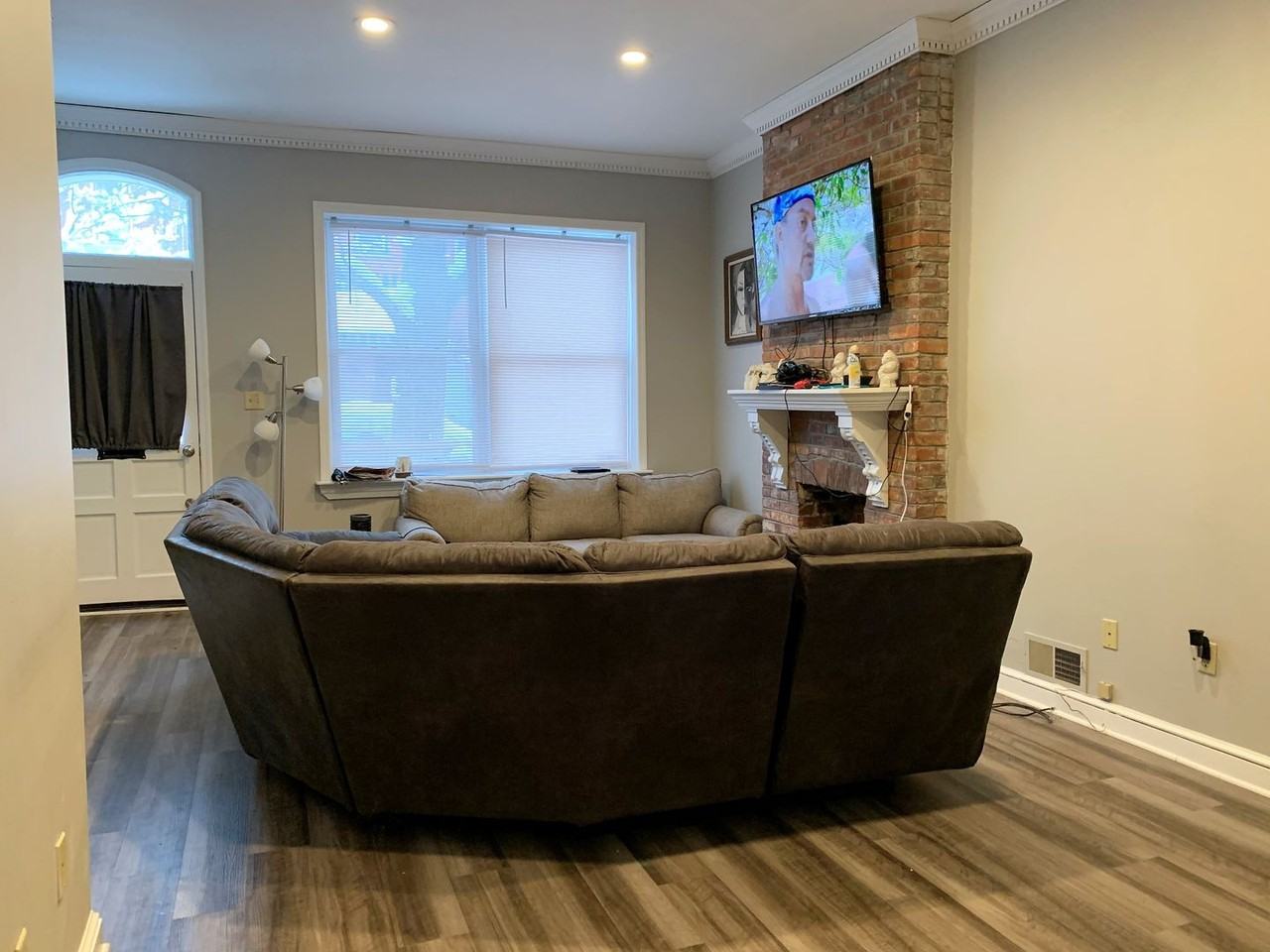 2221 Jane St - Photo 3 of 19