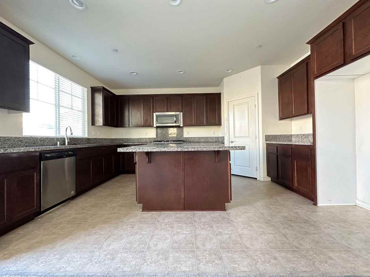 8812 Kings Canyon St - Photo 3 of 15