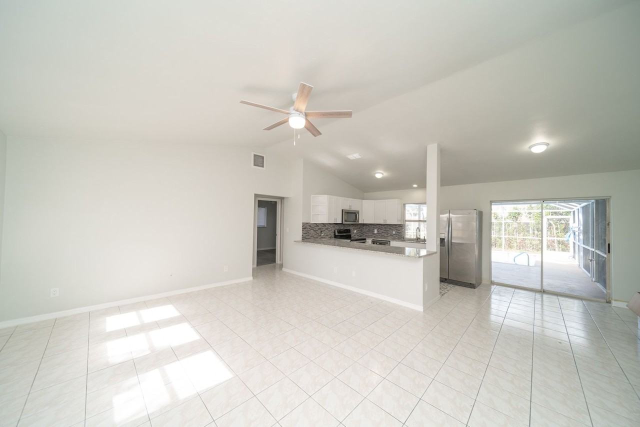 1813 Ne 1st Ter - Photo 4 of 11