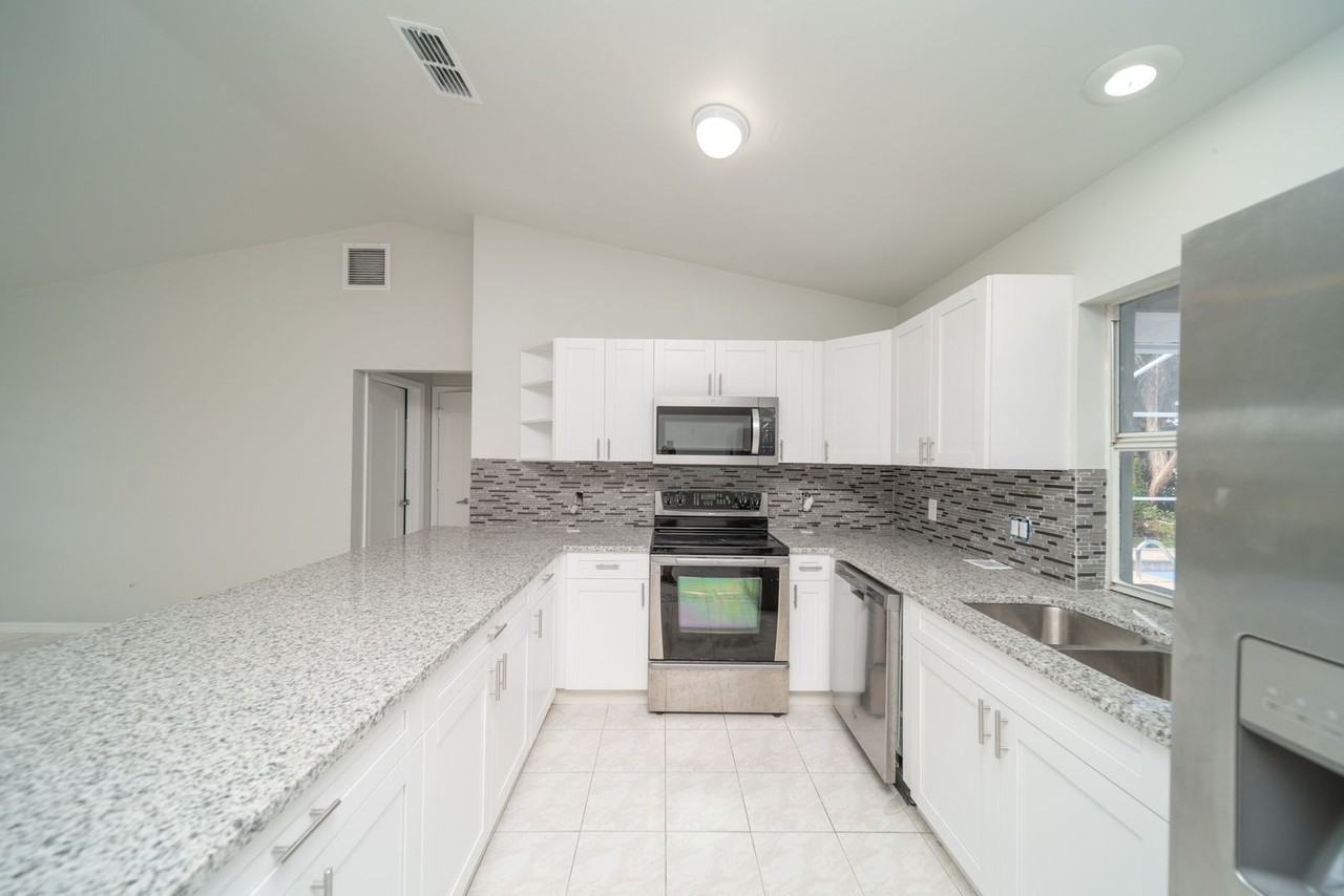 1813 Ne 1st Ter - Photo 6 of 11