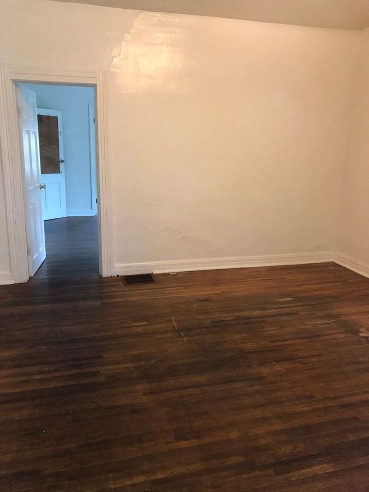 300 E 11th St - Photo 2 of 8