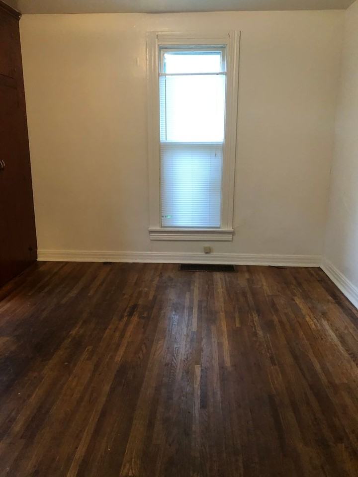 300 E 11th St - Photo 3 of 8