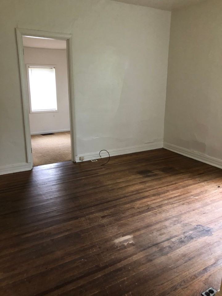 300 E 11th St - Photo 5 of 8