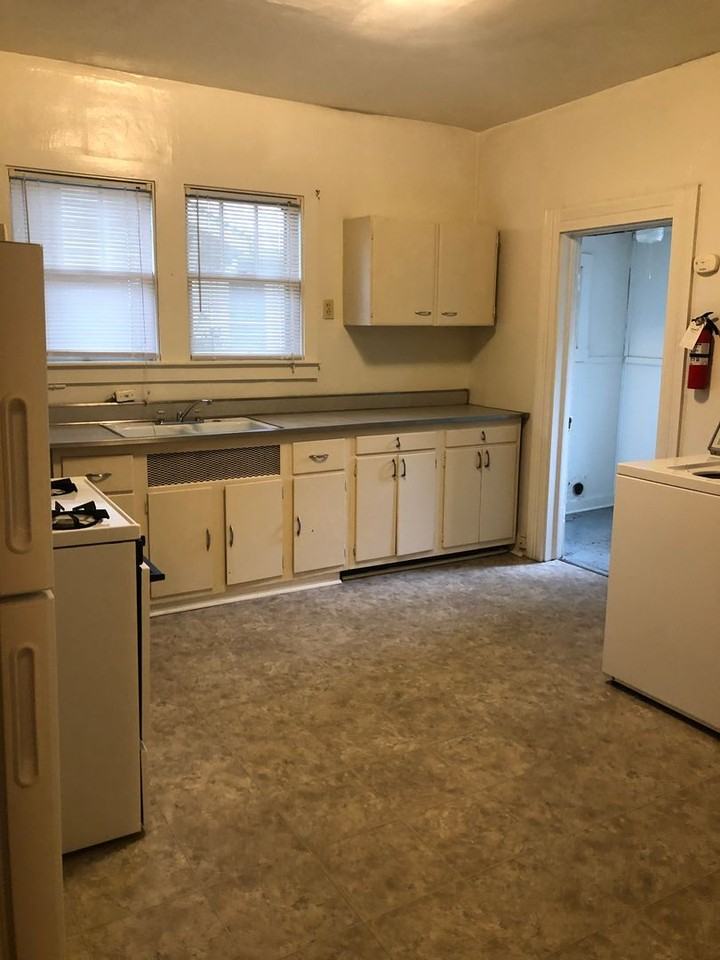 300 E 11th St - Photo 7 of 8