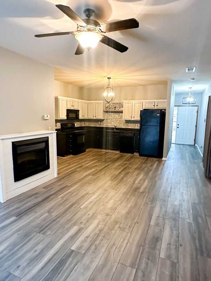 816 Oakbrook Pl - Photo 3 of 21