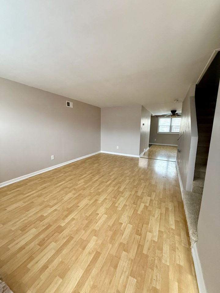 1074 N Academy Ave - Photo 3 of 21