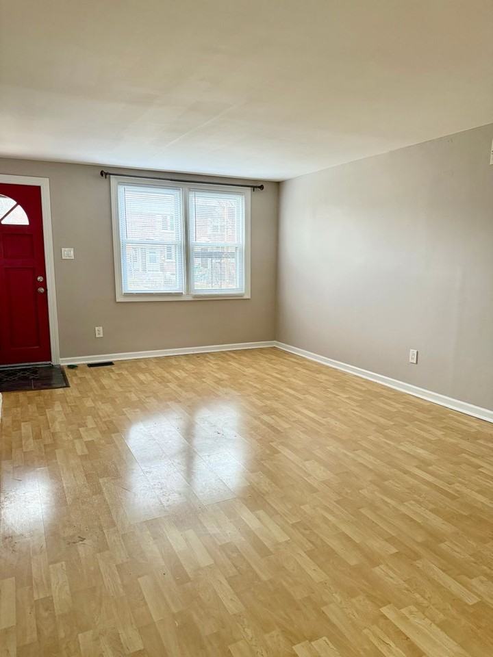 1074 N Academy Ave - Photo 4 of 21