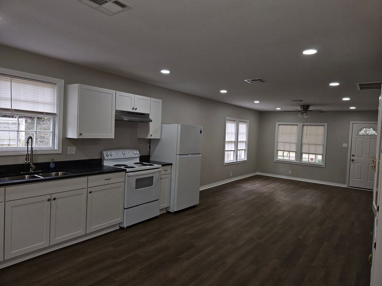 709 S Olive St - Photo 5 of 11