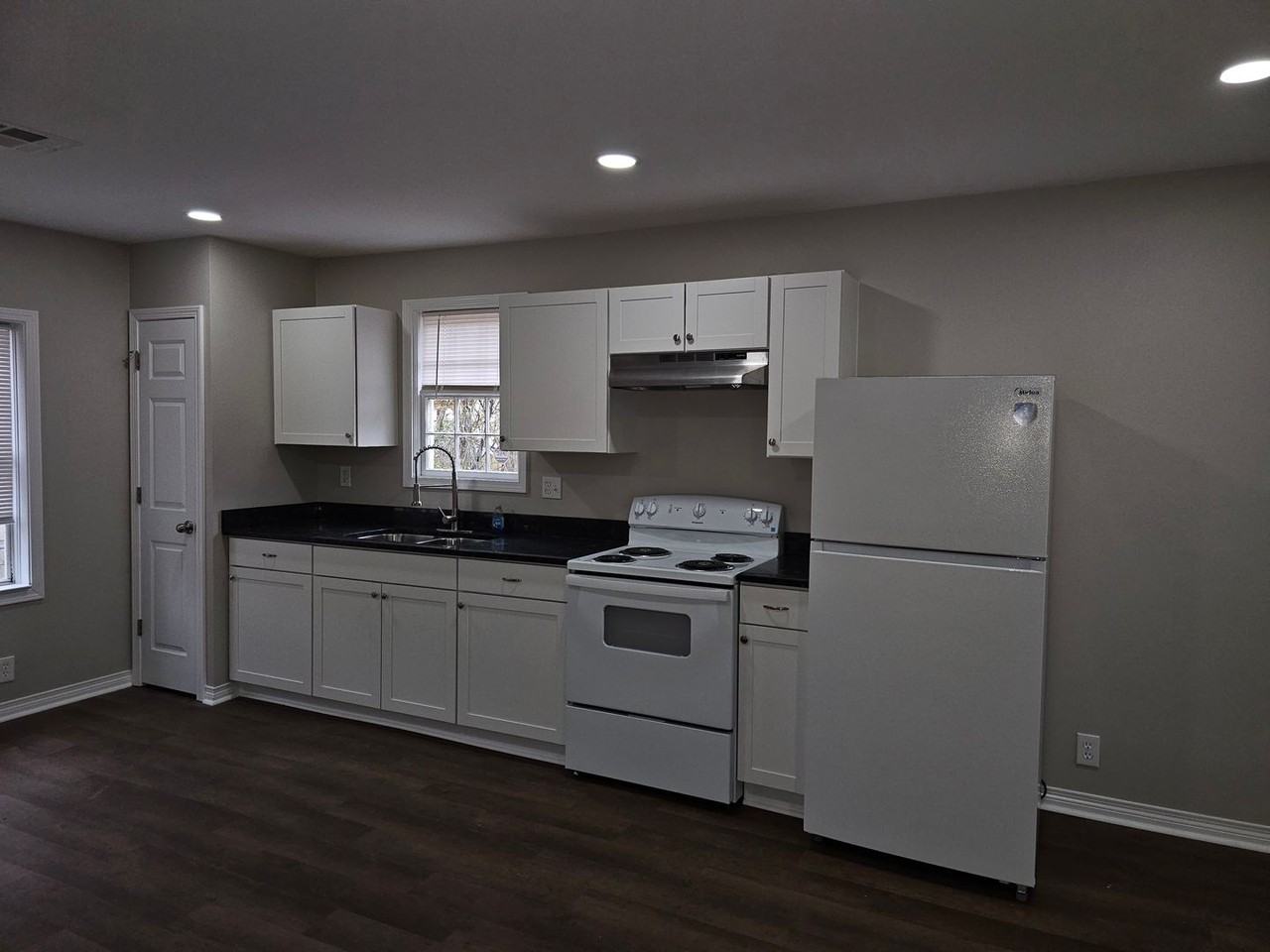 709 S Olive St - Photo 7 of 11