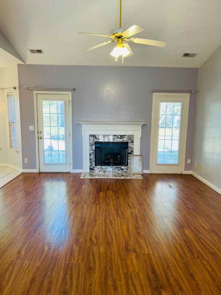 298 Glen Crest Drive - Photo 2 of 19