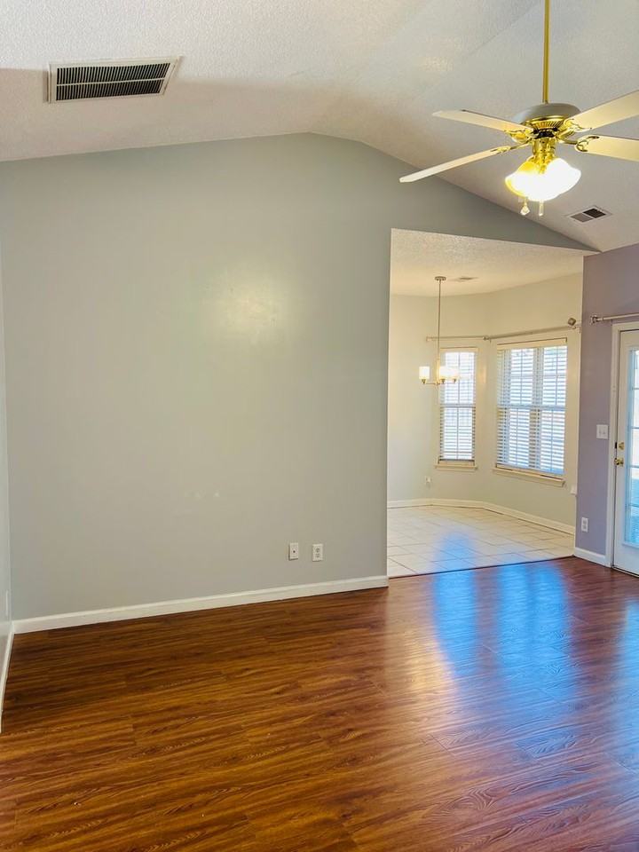 298 Glen Crest Drive - Photo 3 of 19